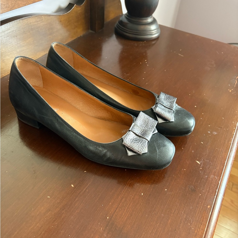 Elegant Black Leather Women's Shoes with Bow Accent